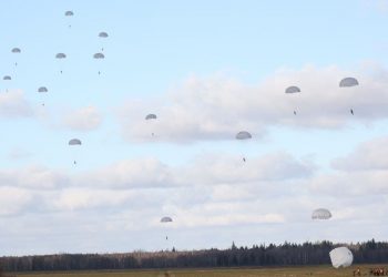Rosyjscy żołnierze zrzuceni na spadochronach przy granicy z Polską! Są pierwsze zdjęcia [FOTO]