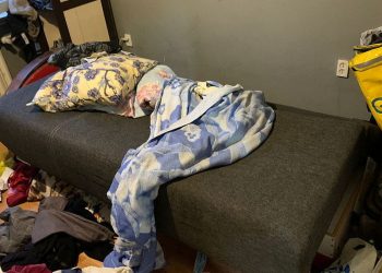 Ukrainiec zabarykadował się w mieszkaniu, a przed policją ukrył się w… wersalce