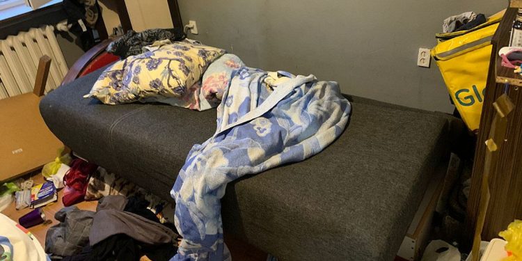 Ukrainiec zabarykadował się w mieszkaniu, a przed policją ukrył się w… wersalce