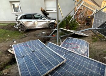 Audi przeleciało nad płotem i wylądowało na panelach fotowoltaicznych [WIDEO]