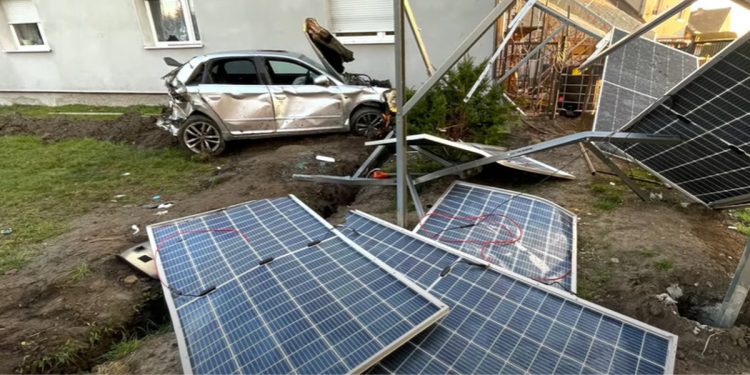 Audi przeleciało nad płotem i wylądowało na panelach fotowoltaicznych [WIDEO]