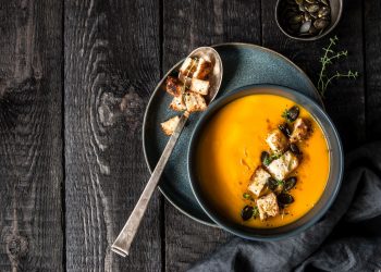 Zupa krem z dyni. Podana z grzankami, pestkami dyni i oliwą.