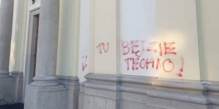 Obraźliwe napisy na fasadzie kościoła w Warszawie. Pojawiły się w wigilijną noc