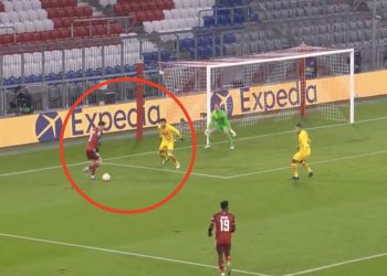 Lewandowski „zatańczył” w polu karnym. Tak upokorzył Gerarda Pique [WIDEO]