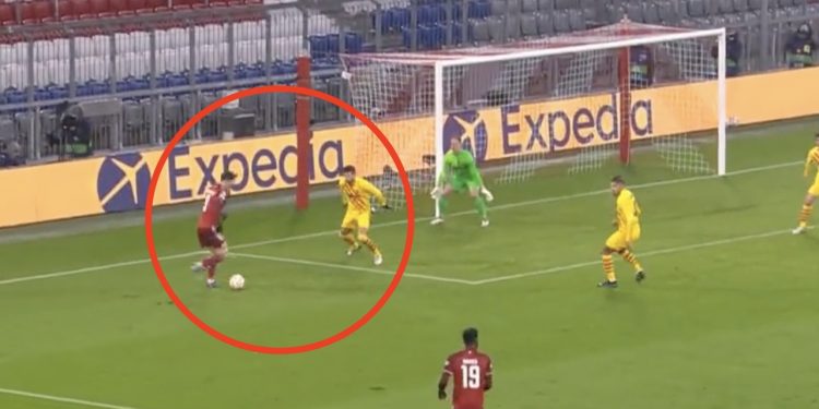 Lewandowski „zatańczył” w polu karnym. Tak upokorzył Gerarda Pique [WIDEO]