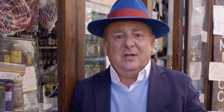 Makłowicz rozmawiał z włoskim sprzedawcą. „Na koniec pan się pyta: Dlaczego chcecie wyjść z Unii?” [WIDEO]