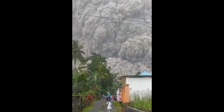 Wybuchł wulkan Semeru! Są zabici i ranni. Wstrząsające nagrania [WIDEO]