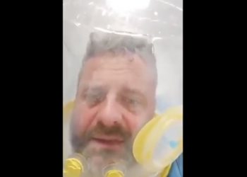 Znany antyszczepionkowiec trafił pod respirator. Teraz apeluje: „Szczepcie się. Popełniłem błąd” [WIDEO]