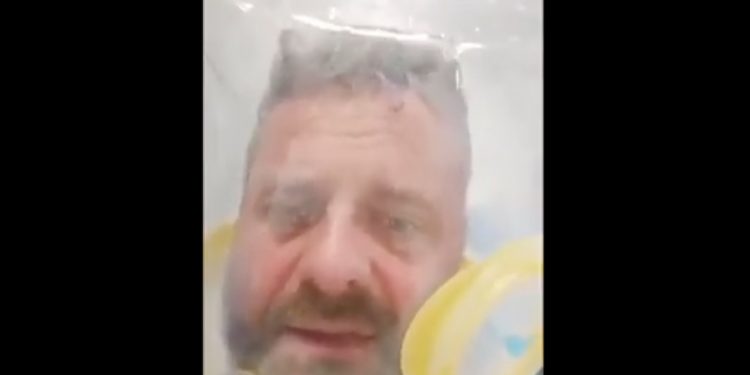 Znany antyszczepionkowiec trafił pod respirator. Teraz apeluje: „Szczepcie się. Popełniłem błąd” [WIDEO]