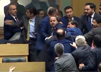 Bójka w parlamencie. Poszło o „kobiety” [WIDEO]