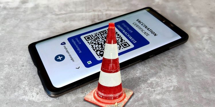 Certyfikaty covidowe jednak ważne krócej. Ważna zmiana
