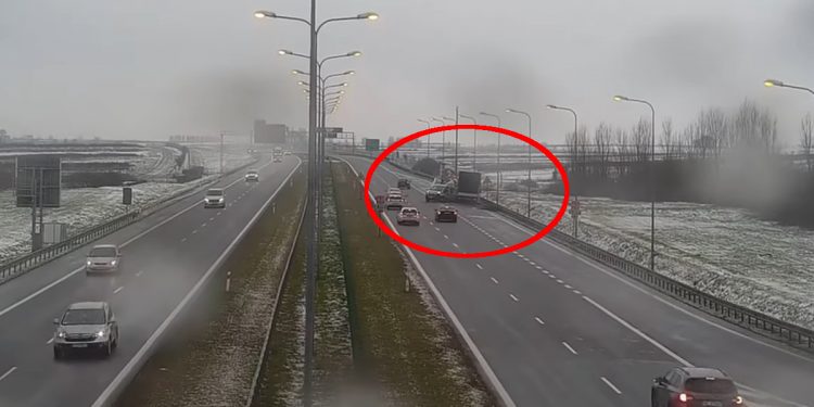 Ujawnili nagranie z wypadku. Staranował drogowców, nawet nie hamował [WIDEO]