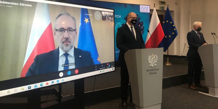 Są nowe obostrzenia! M.in. obowiązkowe szczepienia, zdalne nauczanie