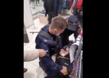 Mężczyzna zaatakował policjanta w galerii handlowej. Nagranie obiegło sieć [WIDEO]