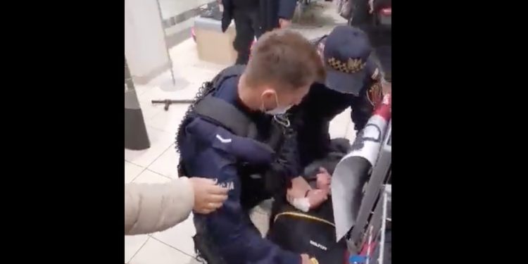 Mężczyzna zaatakował policjanta w galerii handlowej. Nagranie obiegło sieć [WIDEO]