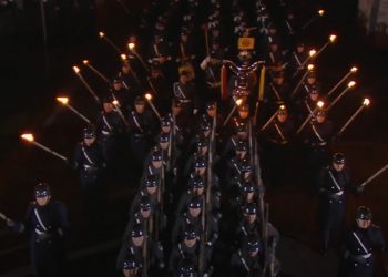 Pożegnanie Angeli Merkel. W Berlinie marsz z pochodniami [WIDEO]