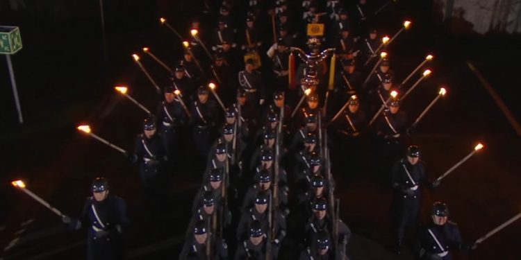 Pożegnanie Angeli Merkel. W Berlinie marsz z pochodniami [WIDEO]