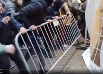 Szturmowali jarmark bożonarodzeniowy w Luksemburgu. Nie wpuścili ich, bo nie mieli certyfikatów [WIDEO]