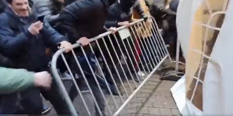 Szturmowali jarmark bożonarodzeniowy w Luksemburgu. Nie wpuścili ich, bo nie mieli certyfikatów [WIDEO]