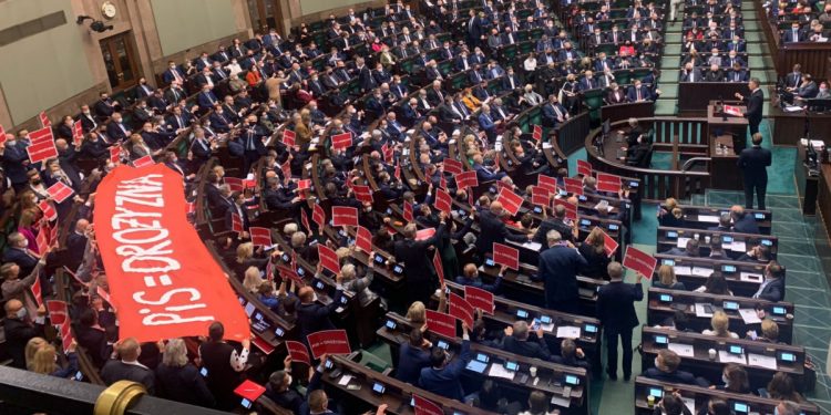 Gorąco w Sejmie. Opozycja przyniosła transparent. Braun wykluczony. „Dziecinada”