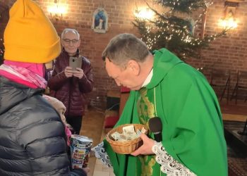 Ksiądz przekazał tacę na WOŚP. Orkiestrę wspiera od lat