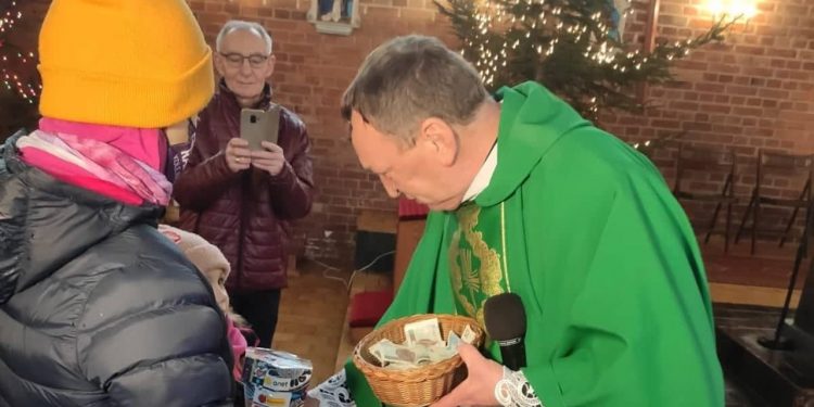 Ksiądz przekazał tacę na WOŚP. Orkiestrę wspiera od lat