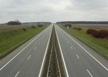 Kierowca robił to jadąc autostradą. Szokujący incydent