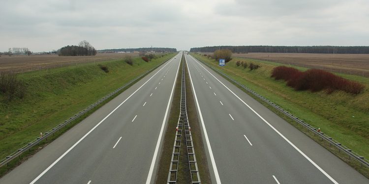 Kierowca robił to jadąc autostradą. Szokujący incydent