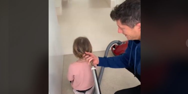 Lewandowski podbił internet. Czesze córkę… odkurzaczem [WIDEO]
