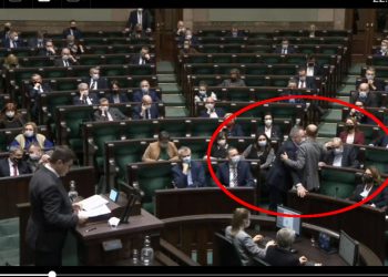 Sienkiewicz szedł chwiejnie w Sejmie. „Potrzebny alkomat” [WIDEO]