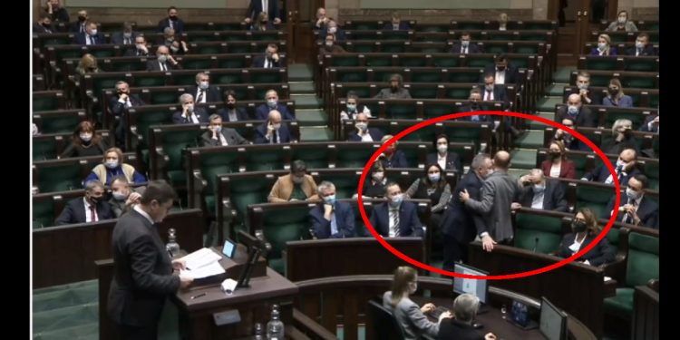 Sienkiewicz szedł chwiejnie w Sejmie. „Potrzebny alkomat” [WIDEO]