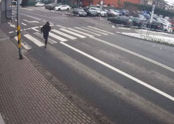Atak kwasem w Kaliszu. Policja publikuje nagranie i prosi o pomoc [WIDEO]