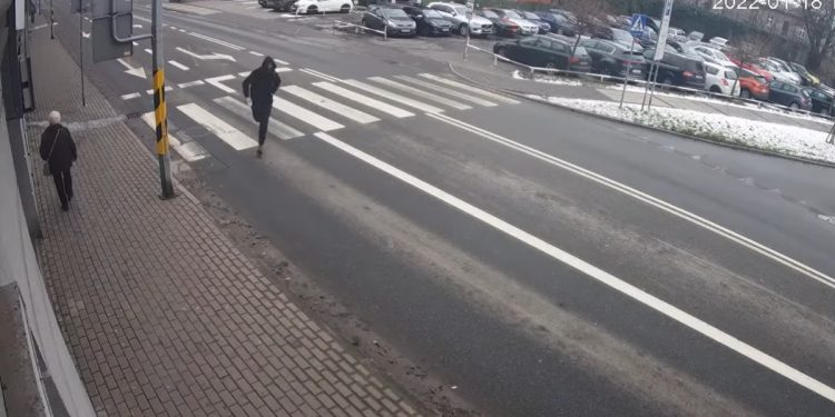 Atak kwasem w Kaliszu. Policja publikuje nagranie i prosi o pomoc [WIDEO]