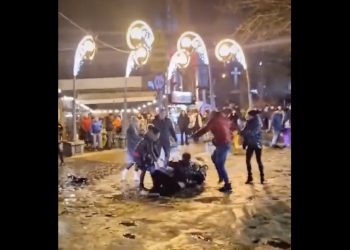 Przesadzili z alkoholem? Nagranie sylwestrowej bójki z Zakopanego trafiło do sieci [WIDEO]