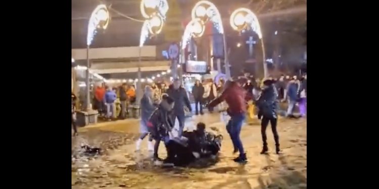 Przesadzili z alkoholem? Nagranie sylwestrowej bójki z Zakopanego trafiło do sieci [WIDEO]