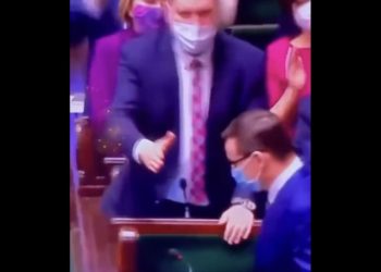 Premier nie podał ręki Czarnkowi. Nagranie hitem sieci [WIDEO]