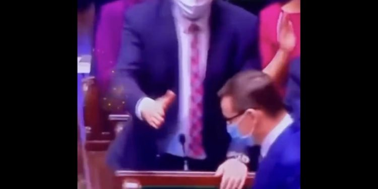 Premier nie podał ręki Czarnkowi. Nagranie hitem sieci [WIDEO]