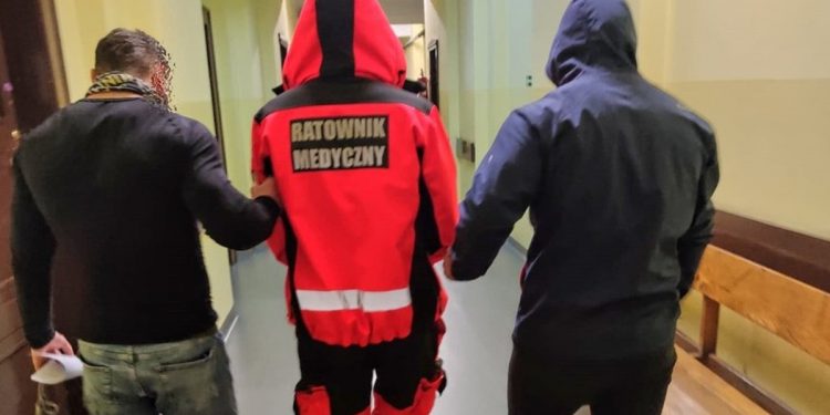 Fałszywy ratownik medyczny skutecznie mylił tropy. Do czasu