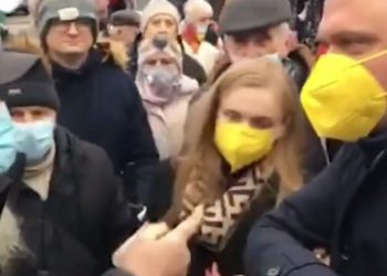 mężczyzna podszedł do hołowni