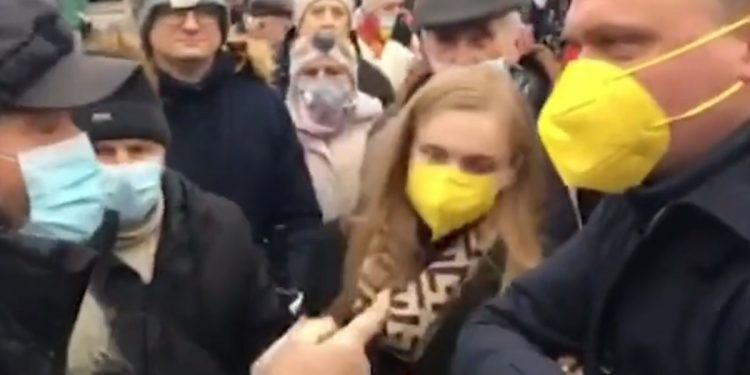 mężczyzna podszedł do hołowni