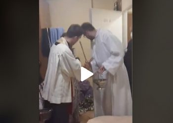 Wizyta duszpasterska w akademiku i… lawina puszek po piwie. Nagranie hitem sieci [WIDEO]