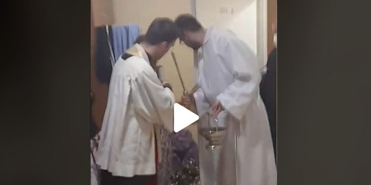 Wizyta duszpasterska w akademiku i… lawina puszek po piwie. Nagranie hitem sieci [WIDEO]