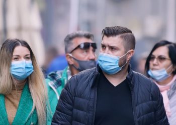 ludzie maseczki pandemia
