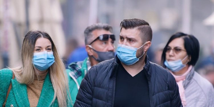 ludzie maseczki pandemia