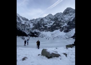 Kilkadziesiąt osób spaceruje po Morskim Oku. TPN przestrzega przed topniejącym lodem [WIDEO]
