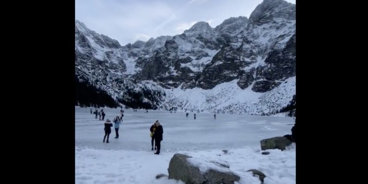 Kilkadziesiąt osób spaceruje po Morskim Oku. TPN przestrzega przed topniejącym lodem [WIDEO]