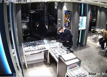 Napad na sklep w Pradze. Ukradli zegarki warte miliony! [WIDEO]