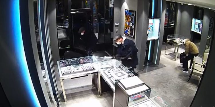 Napad na sklep w Pradze. Ukradli zegarki warte miliony! [WIDEO]