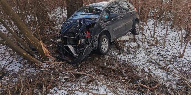 Pijana 42-latka prowadziła samochód, w którym wiozła dzieci. Doszło do wypadku