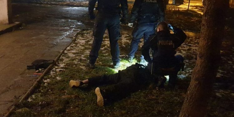 Włamywacz udawał… sklepowego manekina